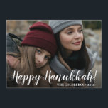 Hanukkah Photo Holiday Card Feestdagenkaart<br><div class="desc">Deze mooie fotokaart met de tekst "Happy Chanoeka!" in het lettertype op de voorkant en je familienaam met het jaar is perfect voor het verzenden naar vrienden en familie. Om te zien hoe uw kaarten eruit zullen zien, selecteert u deze sjabloon personaliseren, uploadt u een favoriete foto en typt u...</div>
