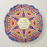 Hanukkah ronde kussen "Chanukah Paisley Dreidle"<br><div class="desc">Hanukkah Ronde 16" Kussen "Chanukah Paisley Dreidle Design" Tweezijdig kussen dat wordt geleverd in 3 stoffen keuzes (prijs zal veranderen afhankelijk van de keuze van de stof.) Achtergrondkleur kan worden vervangen door het kiezen van uw favoriete kleur op de achterkant en voorkant van het kussen. Personaliseer door tekst aan de...</div>