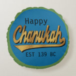 Hanukkah Round Pillow "Chanukah EST 139" Rond Kussen<br><div class="desc">Hanukkah Round 16-inch Pillow "Happy Chanukah EST 139" Tweezijdige kussen die worden geleverd in drie verschillende constructies (de prijs zal veranderen afhankelijk van de keuze van het weefsel). De achtergrondkleur kan worden vervangen door uw favoriete kleur op rug en voorzijde van de kussen te kiezen. Personaliseer door tekst op één...</div>