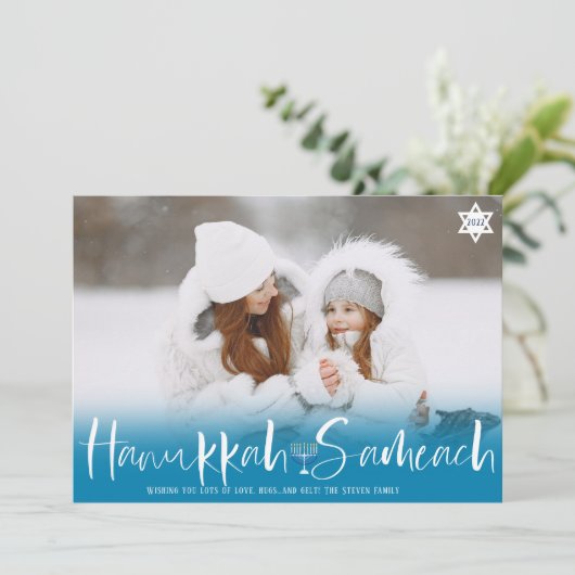 Hanukkah Sameach blue overlay script menorah foto Feestdagenkaart (Staand voorkant)