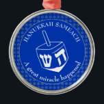 HANUKKAH SAMEACH | Chanukah | Dreidel Metalen Ornament<br><div class="desc">Stijlvol HANUKKAH SAMEACH-Ornament met faux Silver Star van David in een gevlekt patroon en een groot wit model in het midden. De achtergrondkleur is Cobalt Blue. De tekst leest HANUKKAH SAMEACH bij de bovenkant en een GREAT MIRACLE die bij de bodem is GEBEURD. Beide zijn als u door een naam...</div>