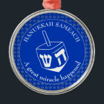 HANUKKAH SAMEACH | Chanukah | Dreidel Metalen Ornament<br><div class="desc">Stijlvol HANUKKAH SAMEACH-Ornament met faux Silver Star van David in een gevlekt patroon en een groot wit model in het midden. De achtergrondkleur is Cobalt Blue. De tekst leest HANUKKAH SAMEACH bij de bovenkant en een GREAT MIRACLE die bij de bodem is GEBEURD. Beide zijn als u door een naam...</div>