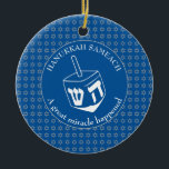 HANUKKAH SAMEACH | Dreidel | Chanukah Keramisch Ornament<br><div class="desc">Stijlvol HANUKKAH SAMEACH-Ornament met faux Silver Star van David in een gevlekt patroon en een groot wit model in het midden. De achtergrondkleur is Tekhelet Blue. De tekst leest HANUKKAH SAMEACH bij de bovenkant en een GREAT MIRACLE die bij de bodem is GEBEURD. Beide zijn als u door een naam...</div>