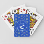 HANUKKAH SAMEACH Dreidel Pokerkaarten<br><div class="desc">Stylish HANUKKAH SAMEACH speelkaarten met faux Silver Star van David in een betegeld patroon en een groot wit model in het midden. De achtergrondkleur is Cobalt Blue. De tekst leest HANUKKAH SAMEACH bij de bovenkant en een GREAT MIRACLE die bij de bodem is GEBEURD. Beide zijn als u door een...</div>