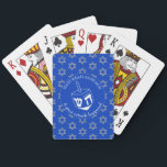 HANUKKAH SAMEACH Dreidel Pokerkaarten<br><div class="desc">Stylish HANUKKAH SAMEACH speelkaarten met faux Silver Star van David in een betegeld patroon en een groot wit model in het midden. De achtergrondkleur is Cobalt Blue. De tekst leest HANUKKAH SAMEACH bij de bovenkant en een GREAT MIRACLE die bij de bodem is GEBEURD. Beide zijn als u door een...</div>