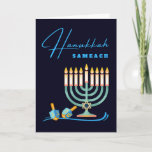 Hanukkah Sameach Menorah en Dreidels Kaart<br><div class="desc">Hanukkah Sameach,  Happy Hanukkah wenskaart met een leeg binnenland. Digitale illustratie met een menorah en twee droidels. Kunst,  afbeelding en vers copyright © Shoaff Ballanger Studios,  2022.</div>