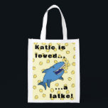 Hanukkah Shark Rebruikbare Grocery Bag Boodschappentas<br><div class="desc">Hanukkah Latke Shark Reused Grocery Bag Alle ontwerpelementen kunnen worden bewerkt en/of overgebracht naar andere Zazzle-producten. De tekst kan worden uitgegeven. Gebruik uw favoriete doopvontstijl, kleur, en grootte. Happy Chanukah! Stijl: Opnieuw te gebruiken tas Ga groen en bespaar de planeet met onze herbruikbare kruidzak! Deze tas is gemaakt van een...</div>