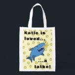 Hanukkah Shark Rebruikbare Grocery Bag Boodschappentas<br><div class="desc">Hanukkah Latke Shark Reused Grocery Bag Alle ontwerpelementen kunnen worden bewerkt en/of overgebracht naar andere Zazzle-producten. De tekst kan worden uitgegeven. Gebruik uw favoriete doopvontstijl, kleur, en grootte. Happy Chanukah! Stijl: Opnieuw te gebruiken tas Ga groen en bespaar de planeet met onze herbruikbare kruidzak! Deze tas is gemaakt van een...</div>