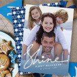 Hanukkah Shine Glow Bright Star van David Foto Feestdagenkaart<br><div class="desc">Een moderne, minimalistische vakantiekaart met een volledige aftapfoto met een blauwe tint-gradiënt, partiële, transparante fotobedekking. Een grote feestelijke groet 'Shine' in het glanzende witte freestyle-handschrift met een 'ster van david' stip en klassieke serifs tekst in de woorden 'Happy Hanukkah' worden onderaan op de kaart geplaatst. De achterzijde is gevuld met...</div>