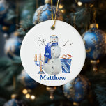 Hanukkah Snowman Blue Persoonlijke naam Menorah Keramisch Ornament<br><div class="desc">Dit ontwerp werd gecreeerd door digitale kunst. Het kan op het verstrekte gebied worden gepersonaliseerd of door de foto te veranderen of uw eigen woorden toe te voegen worden aangepast. Neem contact met me op colorflowcreations@gmail.com als je dit ontwerp op een ander product wilt gebruiken. Koop mijn oorspronkelijke abstracte acrylschilderij...</div>