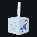 Hanukkah Snowman Chrismukkah voegt naam en jaar to Ornament<br><div class="desc">Pas deze Snowman-snowman-kubusvormer aan met jouw naam, jaar en bericht voor een aangepast vakantiekleutel. De voor- en achtertekst kan onafhankelijk van uw unieke berichten worden aangepast voor een soort Hanukkah-sieremmer. Mijn oorspronkelijke sneeuwman en de bijbehorende Menorah/Hanukiah in tinten van wit en diep koninklijk blauw is een aanvulling op je familietradities....</div>
