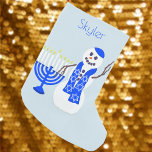 Hanukkah Snowman Chrismukkah voor kinderen Voeg ee Kleine Kerstsok<br><div class="desc">Gepersonaliseerd voor Chrismukkah en Chanoeka, deze vrolijke sneeuwman kous is speciaal voor jou aangepast. De donkerblauwe vakantiemenora en witte kaarsen komen overeen met de Star Of David-sjaal van de sneeuwman en het schattige kleine Yarmulke. Personaliseer deze Chanoeka vakantie kous voor een speciaal kind... en volwassenen ook! Blader door mijn winkel...</div>