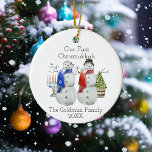 Hanukkah Snowman Kerstmis Onze eerste Chrismukkah Keramisch Ornament<br><div class="desc">Dit ontwerp kan op het gebied worden gepersonaliseerd dat door de foto en/of tekst te veranderen wordt verstrekt. Of het kan worden aangepast door te klikken deze Sjabloon personaliseert en dan de klik te kiezen om verdere optie aan te passen en de kleur van de achtergrond te schrappen of te...</div>