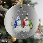 Hanukkah Snowman Kerstmis Onze eerste Chrismukkah Keramisch Ornament<br><div class="desc">Dit ontwerp kan op het gebied worden gepersonaliseerd dat door de foto en/of tekst te veranderen wordt verstrekt. Of het kan worden aangepast door te klikken deze Sjabloon personaliseert en dan de klik te kiezen om verdere optie aan te passen en de kleur van de achtergrond te schrappen of te...</div>