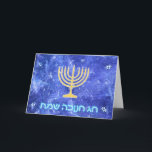Hanukkah Snowstorm Menorah Feestdagen Kaart<br><div class="desc">Een golvende gouden Hanukkah menorah en "Chag Chanukkah Sameach" (Happy Hanukkah) in het blauw en witte gekleurde tekst,  bovenop een blauw en wit fractaal afbeelding dat doet denken aan sneeuwvlokken in een storm.</div>