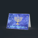Hanukkah Snowstorm Menorah Feestdagen Kaart<br><div class="desc">Een golvende gouden Hanukkah menorah en "Chag Chanukkah Sameach" (Happy Hanukkah) in het blauw en witte gekleurde tekst, bovenop een blauw en wit fractaal afbeelding dat doet denken aan sneeuwvlokken in een storm.</div>