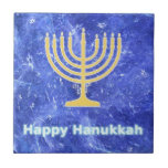 Hanukkah Snowstorm Menorah Tegeltje<br><div class="desc">Een golvend goud Hanukkah menorah en Happy Hanukkah in het blauw en witte tekst bovenop een blauw en wit fractaal afbeelding dat doet denken aan sneeuwvlokken in een storm. Chag Sameach!</div>