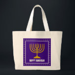 HANUKKAH Star David Menorah Gepersonaliseerd Paars Grote Tote Bag<br><div class="desc">Stijlvolle canvas tas met goudkleurige menorah en zilverkleurige ster van David op een royal rich PAARSE achtergrond. De groet HAPPY HANUKKAH is klantgericht zodat kunt u jouw naam toevoegen of de groet veranderen. Andere overeenkomende objecten zijn beschikbaar in het HANUKKAH-Collectie door Berean-Design, zodat je een aantal geweldige Hanukkaascadeausets kunt creëer....</div>