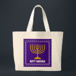 HANUKKAH Star David Menorah Gepersonaliseerd Paars Grote Tote Bag<br><div class="desc">Stijlvolle canvas tas met goudkleurige menorah en zilverkleurige ster van David op een royal rich PAARSE achtergrond. De groet HAPPY HANUKKAH is klantgericht zodat kunt u jouw naam toevoegen of de groet veranderen. Andere overeenkomende objecten zijn beschikbaar in het HANUKKAH-Collectie door Berean-Design, zodat je een aantal geweldige Hanukkaascadeausets kunt creëer....</div>