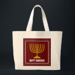 HANUKKAH Star David Menorah Gepersonaliseerde WINE Grote Tote Bag<br><div class="desc">Stijlvolle canvas tas met goudkleurige menorah en zilverkleurige ster van David op een BURGUNDY WINE RED-achtergrond. De groet HAPPY HANUKKAH is klantgericht zodat kunt u jouw naam toevoegen of de groet veranderen. Andere overeenkomende objecten zijn beschikbaar in het HANUKKAH-Collectie door Berean-Design,  zodat je een aantal geweldige Hanukkaascadeausets kunt creëer.</div>