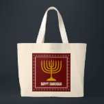 HANUKKAH Star David Menorah Gepersonaliseerde WINE Grote Tote Bag<br><div class="desc">Stijlvolle canvas tas met goudkleurige menorah en zilverkleurige ster van David op een BURGUNDY WINE RED-achtergrond. De groet HAPPY HANUKKAH is klantgericht zodat kunt u jouw naam toevoegen of de groet veranderen. Andere overeenkomende objecten zijn beschikbaar in het HANUKKAH-Collectie door Berean-Design,  zodat je een aantal geweldige Hanukkaascadeausets kunt creëer.</div>