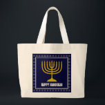 HANUKKAH Star David Menorah Personalized DARK BLUE Grote Tote Bag<br><div class="desc">Stijlvolle canvas tas met goudkleurige menorah en zilverkleurige ster van David op een DARK BLUE achtergrond. De groet HAPPY HANUKKAH is klantgericht zodat kunt u jouw naam toevoegen of de groet veranderen. Andere overeenkomende objecten zijn beschikbaar in het HANUKKAH-Collectie door Berean-Design,  zodat je een aantal geweldige Hanukkaascadeausets kunt creëer.</div>
