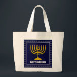 HANUKKAH Star David Menorah Personalized DARK BLUE Grote Tote Bag<br><div class="desc">Stijlvolle canvas tas met goudkleurige menorah en zilverkleurige ster van David op een DARK BLUE achtergrond. De groet HAPPY HANUKKAH is klantgericht zodat kunt u jouw naam toevoegen of de groet veranderen. Andere overeenkomende objecten zijn beschikbaar in het HANUKKAH-Collectie door Berean-Design,  zodat je een aantal geweldige Hanukkaascadeausets kunt creëer.</div>