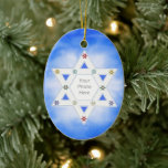 Hanukkah Star en Snowflakes Blue voor foto Keramisch Ornament<br><div class="desc">Een feestelijk Chanoeka foto ornament met mijn ontwerp van de Davidster voor het foto lijst en kleine kleurrijke sneeuwvlokken op een wispy blue achtergrond.</div>