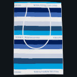 Hanukkah Stripe gepersonaliseerd Medium Cadeauzakje<br><div class="desc">Dit papier coördineert met zoveel linten en bogen,  vette,  maar simpele en kische letters! Voeg om het even welke naam of uitdrukking voor een echt persoonlijk cadeau toe.</div>