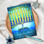 Hanukkah Stylish Blue Green Menorah op Blauwgroen  Feestdagenkaart<br><div class="desc">Happy Hanukkah. Een close-upfoto illustratie van een heldere, kleurrijke, blauwe artsy menorah op een getextureerde blauwgroen blauwe achtergrond helpt u om mee te doen aan de feestdag van Hanukkah. Voel de warmte en de vreugde van het vakantieseizoen als je dit prachtige, kleurrijke Hanukkah platte wenskaart stuurt. De bijbehorende enveloppen, de...</div>