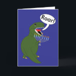 Hanukkah Tyrannosaurus Rex Dinosaur Custom Feestdagen Kaart<br><div class="desc">Een groene Tyrannosaurus Rex-dinosaurus houdt een menora vast en zegt "Roar!" tegen een blauwe achtergrond. In de tekst staat: "Roar" is dinosaurus voor Happy Chanoeka! Alle tekst op de kaart voor en binnen is aanpasbaar en kan worden gepersonaliseerd om aan uw behoeften te voldoen!</div>