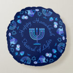 Hanukkiah Happy Hanukkah Jewish Holiday Menorah Rond Kussen<br><div class="desc">Chanoeka Symbool. Gelukkig Chanoeka Party Joodse Vakantie Blauwe Menora. Joodse vakantie Chanoeka Decoratie met traditionele Chanuka decoratief symbool - Marine Blauwe kleur hanukkiah menorah, kandelaar met kaarsen, ster van David en neon blauwe gloeiende lichten illustratie. Chanoeka Festival van lichten Evenement Decoratie. Jeruzalem, Israël. Home > Home Decor > Kussens &...</div>