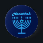 Hanukkiah Happy Hanukkah Jewish Holiday Menorah Ronde Button 7,6 Cm<br><div class="desc">Hanoekiah-symbool. Happy Hanukkah Party Jewish Holiday Blue Menorah. Jewish Holiday Chanukkah Decoratie met traditioneel Chanoekanesymbool: Navy Blue color hanukkiah menorah, kandlestik met kaarsen, ster van David en neon blue ggloed illusie. Hanukkah Festival of light Event Decoration. Jeruzalem, Israël. Accessoires > Buttonnen & patches > Buttonnen Modern design met sjabloon van...</div>