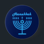 Hanukkiah Happy Hanukkah Jewish Holiday Menorah Ronde Button 7,6 Cm<br><div class="desc">Hanoekiah-symbool. Happy Hanukkah Party Jewish Holiday Blue Menorah. Jewish Holiday Chanukkah Decoratie met traditioneel Chanoekanesymbool: Navy Blue color hanukkiah menorah, kandlestik met kaarsen, ster van David en neon blue ggloed illusie. Hanukkah Festival of light Event Decoration. Jeruzalem, Israël. Accessoires > Buttonnen & patches > Buttonnen Modern design met sjabloon van...</div>