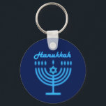 Hanukkiah Happy Hanukkah Jewish Holiday Menorah Sleutelhanger<br><div class="desc">Hanoekiah-symbool. Happy Hanukkah Party Jewish Holiday Blue Menorah. Jewish Holiday Chanukkah Decoratie met traditioneel Chanoekanesymbool: Navy Blue color hanukkiah menorah, kandlestik met kaarsen, ster van David en neon blue ggloed illusie. Hanukkah Festival of light Event Decoration. Jeruzalem, Israël. Accessoires > Sleutelhangers & Lanyards Modern Design met sjabloon van tekst. Pas...</div>