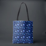 Hanukkiah Happy Hanukkah Jewish Holiday Menorah Tote Bag<br><div class="desc">Chanoeka Symbool. Gelukkig Chanoeka Party Joodse Vakantie Blauw Menorah Patroon. Joodse vakantie Chanoeka Decoratie met traditionele Chanuka decoratief symbool - Marine Blauwe kleur hanukkiah menorah, kandelaar met kaarsen, ster van David en neon blauwe gloeiende lichten illustratie. Chanoeka Festival van lichten Evenement Decoratie. Jeruzalem, Israël. Accessoires > Tassen & portefeuilles >...</div>