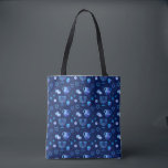 Hanukkiah Happy Hanukkah Jewish Holiday Menorah Tote Bag<br><div class="desc">Chanoeka Symbool. Gelukkig Chanoeka Party Joodse Vakantie Blauw Menorah Patroon. Joodse vakantie Chanoeka Decoratie met traditionele Chanuka decoratief symbool - Marine Blauwe kleur hanukkiah menorah, kandelaar met kaarsen, ster van David en neon blauwe gloeiende lichten illustratie. Chanoeka Festival van lichten Evenement Decoratie. Jeruzalem, Israël. Accessoires > Tassen & portefeuilles >...</div>