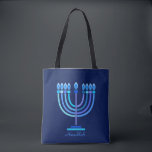 Hanukkiah Happy Hanukkah Jewish Holiday Menorah Tote Bag<br><div class="desc">Hanoekiah-symbool. Happy Hanukkah Party Jewish Holiday Blue Menorah. Jewish Holiday Chanukkah Decoratie met traditioneel Chanoekanesymbool: Navy Blue color hanukkiah menorah, kandlestik met kaarsen, ster van David en neon blue ggloed illusie. Hanukkah Festival of light Event Decoration. Jeruzalem, Israël. Accessoires > Markeringen & portefeuilles > Tassen & winkelzakken > Canvas tassen...</div>