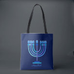Hanukkiah Happy Hanukkah Jewish Holiday Menorah Tote Bag<br><div class="desc">Hanoekiah-symbool. Happy Hanukkah Party Jewish Holiday Blue Menorah. Jewish Holiday Chanukkah Decoratie met traditioneel Chanoekanesymbool: Navy Blue color hanukkiah menorah, kandlestik met kaarsen, ster van David en neon blue ggloed illusie. Hanukkah Festival of light Event Decoration. Jeruzalem, Israël. Accessoires > Markeringen & portefeuilles > Tassen & winkelzakken > Canvas tassen...</div>