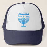 Hanukkiah Happy Hanukkah Jewish Holiday Menorah Trucker Pet<br><div class="desc">Hanoekiah-symbool. Happy Hanukkah Party Jewish Holiday Blue Menorah. Jewish Holiday Chanukkah Decoratie met traditioneel Chanoekanesymbool: Navy Blue color hanukkiah menorah, kandlestik met kaarsen, ster van David en neon blue ggloed illusie. Hanukkah Festival of light Event Decoration. Jeruzalem, Israël. Accessoires > Petten & Accessoires voor haarklokken > Petten en Petten >...</div>