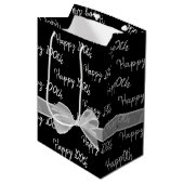 Happy 100th Birthday Bow op Black Medium Gift Bag Cadeauzakje (Voorkant Gekanteld)