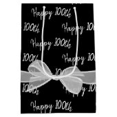 Happy 100th Birthday Bow op Black Medium Gift Bag Medium Cadeauzakje (Achterkant)