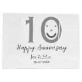 Happy 10th anniversary name date gray bold emoji groot cadeauzakje (Achterkant)