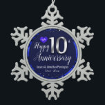 Happy 10th Wedding Jubileum Tin Sneeuwvlok Ornament<br><div class="desc">Fantastisch blauw Happy 10th Jubileum-sieremaneel. Faux folie op de 10e plaats en als lijst aan de grens. Blauwe achtergrond gemaakt door Valarie Wade. Klein blauw hart in de bovenhoek. Namen en datums kunnen worden aangepast.</div>