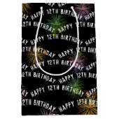 Happy 12th Birthday vuurwerk op zwart Medium Cadeauzakje (Voorkant)