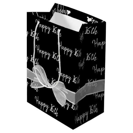 Happy 16th Birthday Bow op Black Medium Gift Bag Cadeauzakje (Achterkant Gekanteld)
