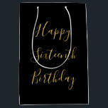 Happy 16th Birthday Golden Yellow Custom Age Black Medium Cadeauzakje<br><div class="desc">Ontworpen met gouden gele tekstsjabloon voor het "Happy Sixtiende Birthday"-bericht dat u kunt bewerken om de kleur achtergrond aan te passen en ook aan te passen.</div>