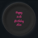 Happy 16th Birthday roze zwart, aangepaste naam kl Papieren Bordje<br><div class="desc">Ontworpen met tekst sjabloon voor "Happy 16th Birthday"-bericht en naam die u kunt aanpassen! U kunt ook de achtergrondkleur wijzigen zoals u wilt.</div>