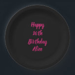 Happy 16th Birthday roze zwart, aangepaste naam kl Papieren Bordje<br><div class="desc">Ontworpen met tekst sjabloon voor "Happy 16th Birthday"-bericht en naam die u kunt aanpassen! U kunt ook de achtergrondkleur wijzigen zoals u wilt.</div>
