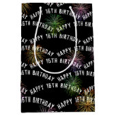 Happy 16th Birthday vuurwerk op zwart Medium Cadeauzakje (Voorkant)